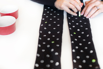 Neon dots onto tights