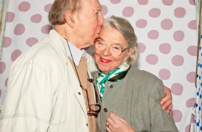 elderly couple kissing 2