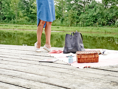 summer-picnic-by-pond-11